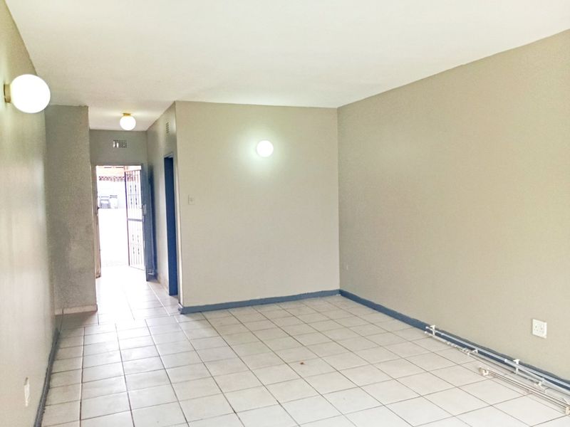 2 Bedroom 1 Bathroom Apartment Ground Floor Unit - Photo 5