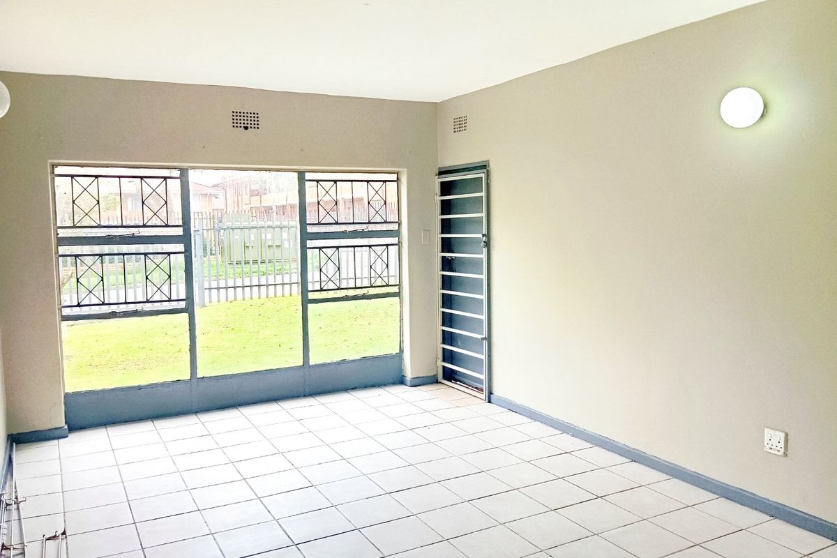 2 Bedroom 1 Bathroom Apartment Ground Floor Unit - Photo 4