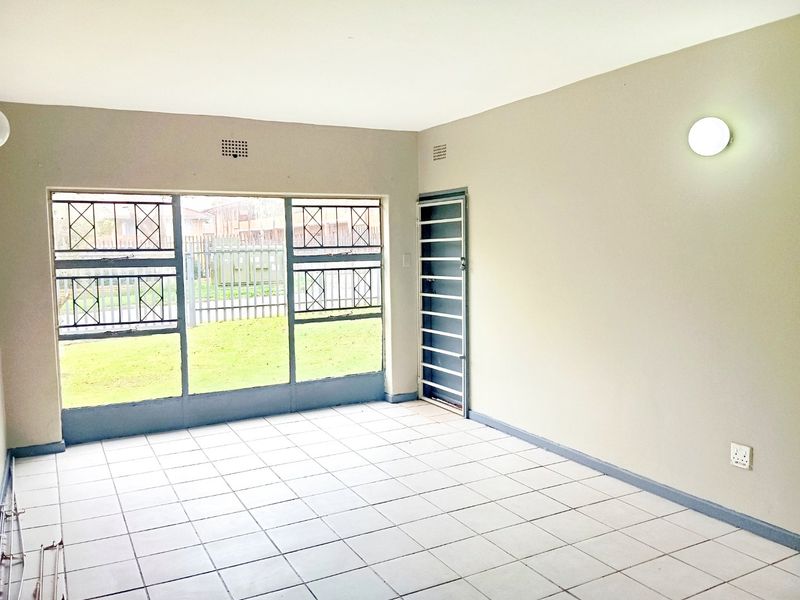 2 Bedroom 1 Bathroom Apartment Ground Floor Unit - Photo 4