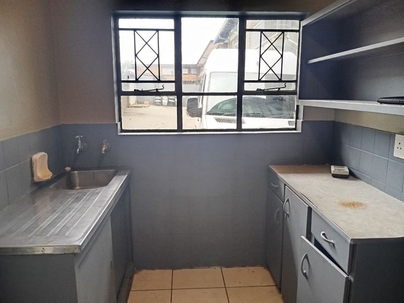 2 Bedroom 1 Bathroom Apartment Ground Floor Unit - Photo 6