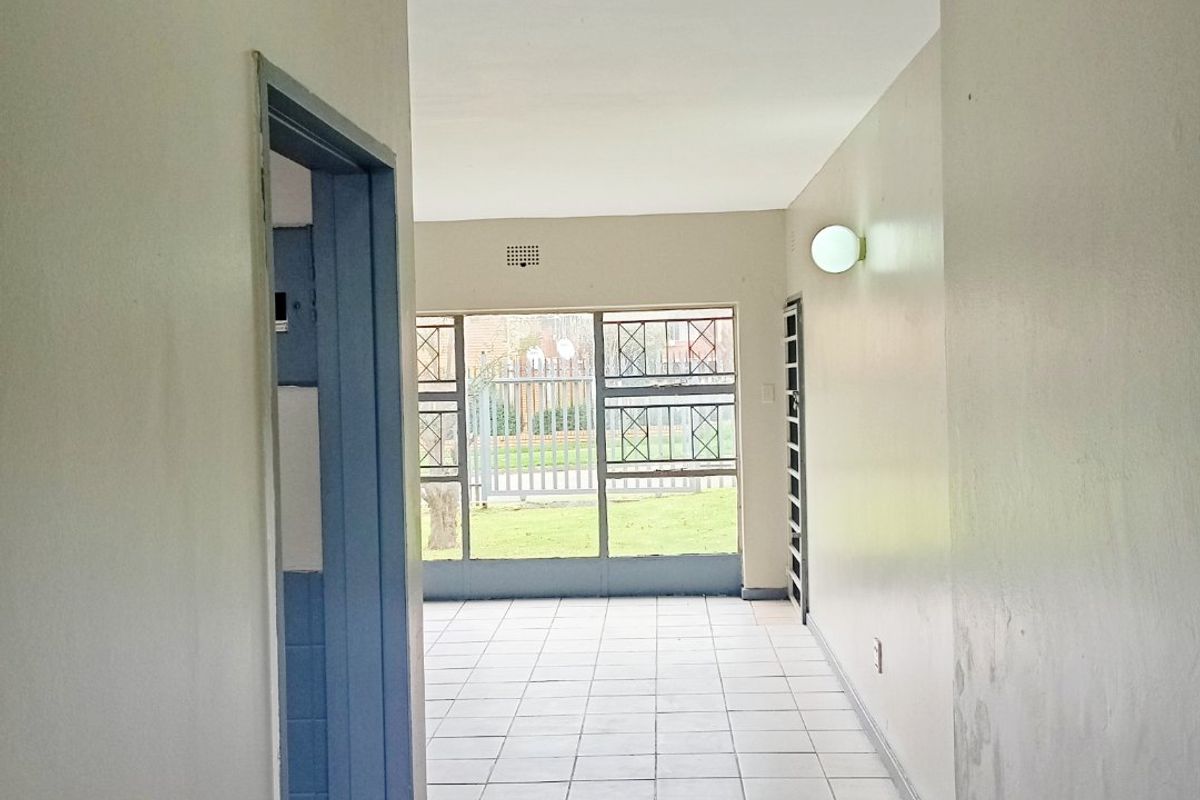 2 Bedroom 1 Bathroom Apartment Ground Floor Unit - Photo 2