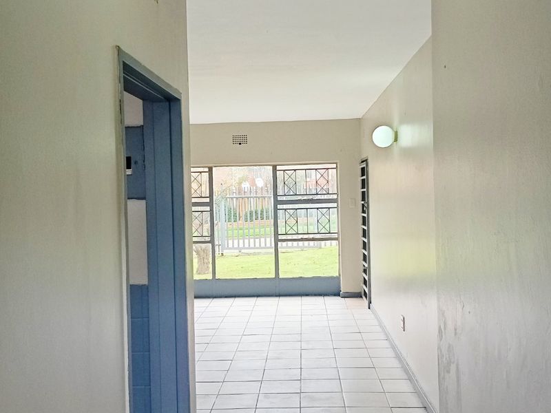 2 Bedroom 1 Bathroom Apartment Ground Floor Unit - Photo 2