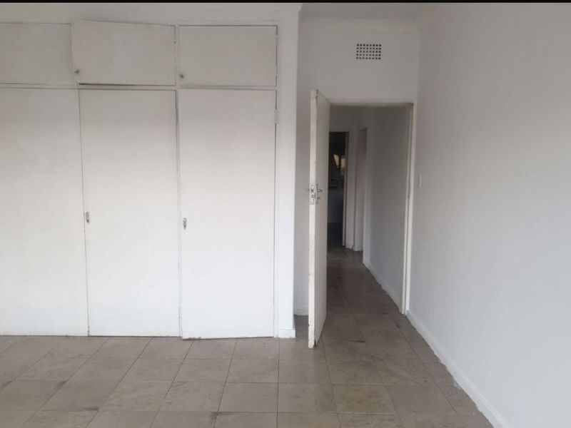 2 Bedroom Corner Apartment with Exceptional Potential in Wychwood - Photo 7