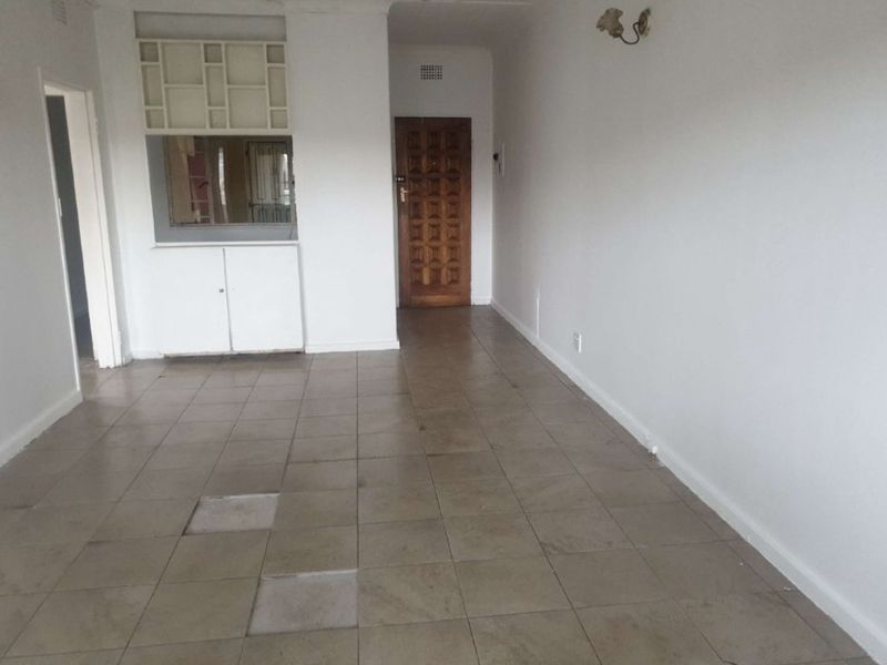 2 Bedroom Corner Apartment with Exceptional Potential in Wychwood - Photo 4