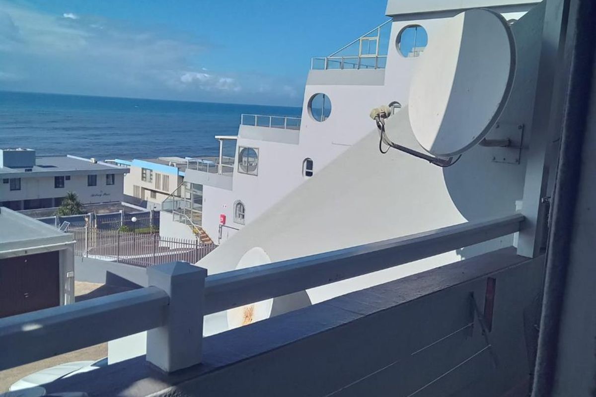 Coastal Flat with Sea Views and Veranda Vibe - Photo 4