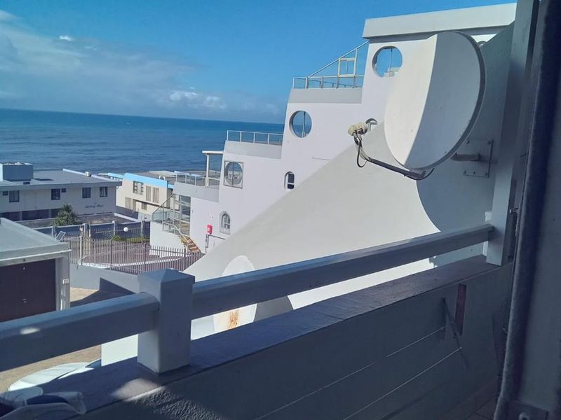 Coastal Flat with Sea Views and Veranda Vibe - Photo 3