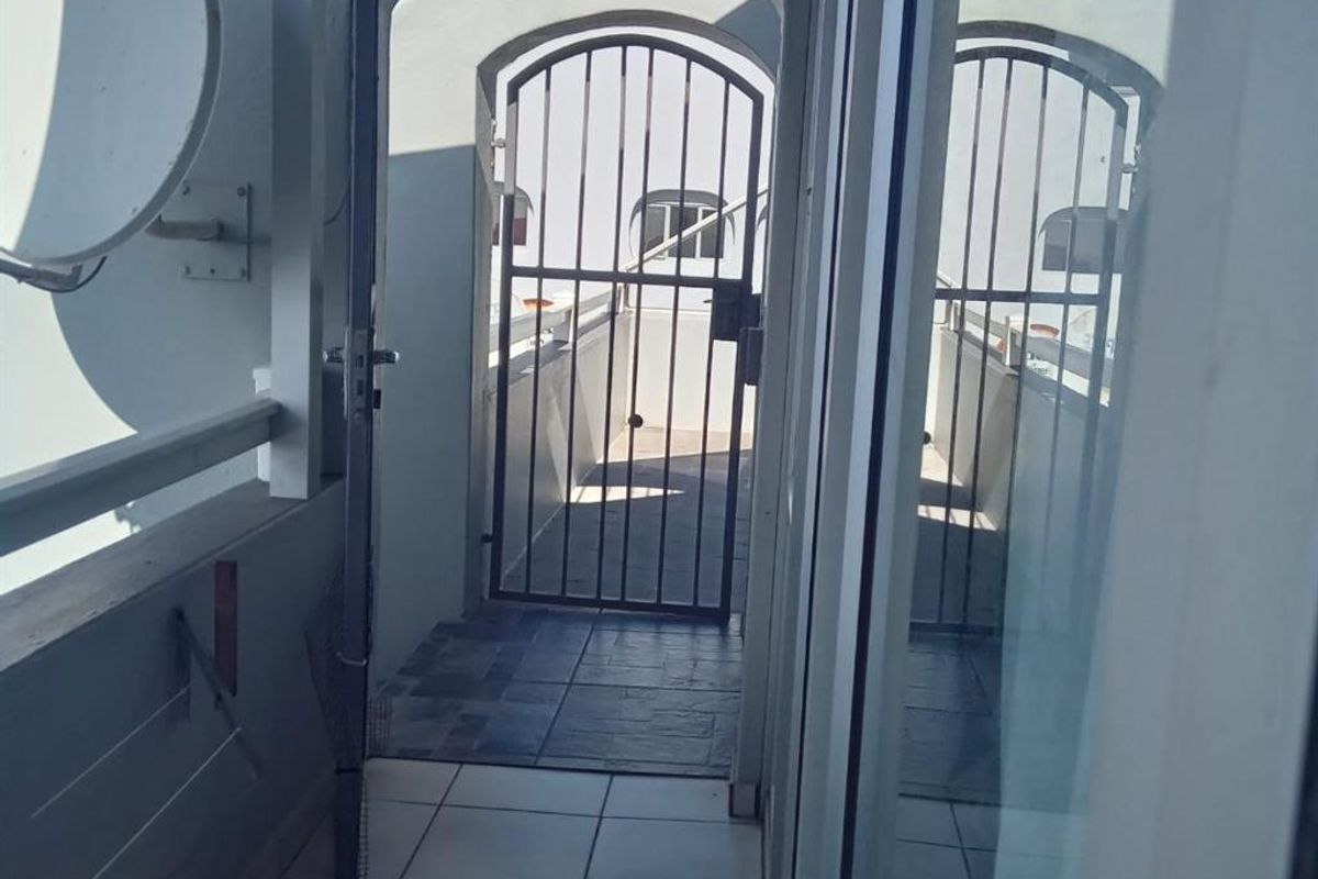 Coastal Flat with Sea Views and Veranda Vibe - Photo 2