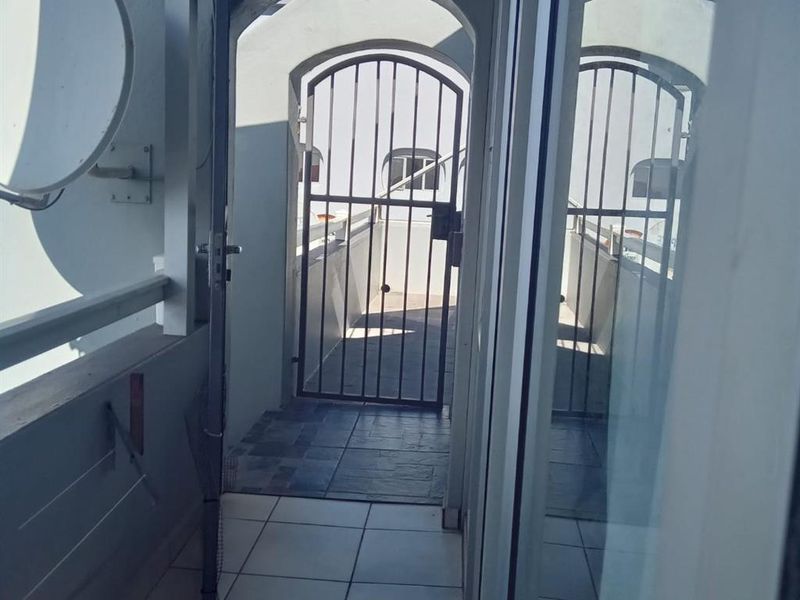 Coastal Flat with Sea Views and Veranda Vibe - Photo 2