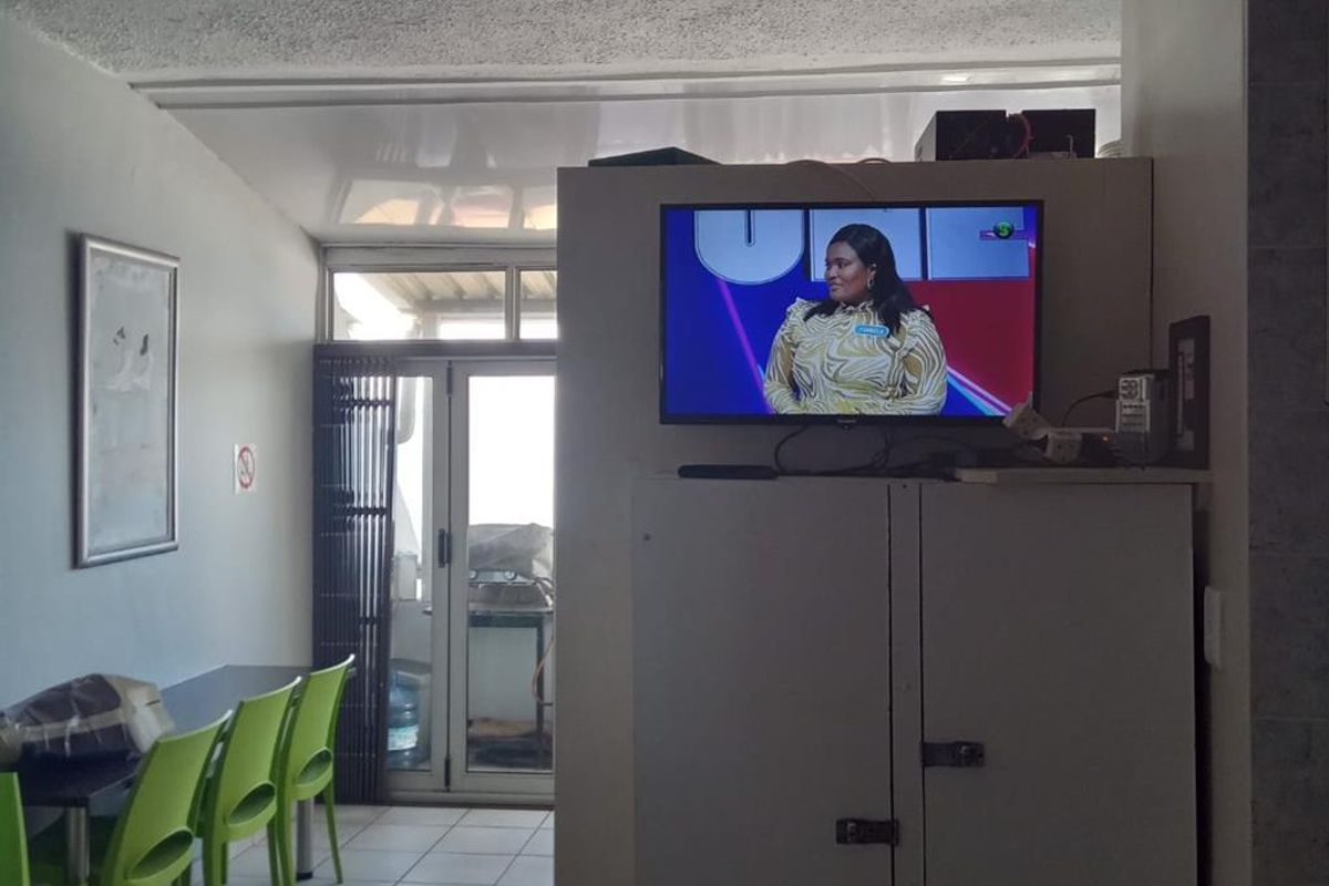 Coastal Flat with Sea Views and Veranda Vibe - Photo 5