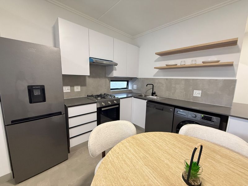 Modern 1 bedroom fully furnished unit. - Photo 3