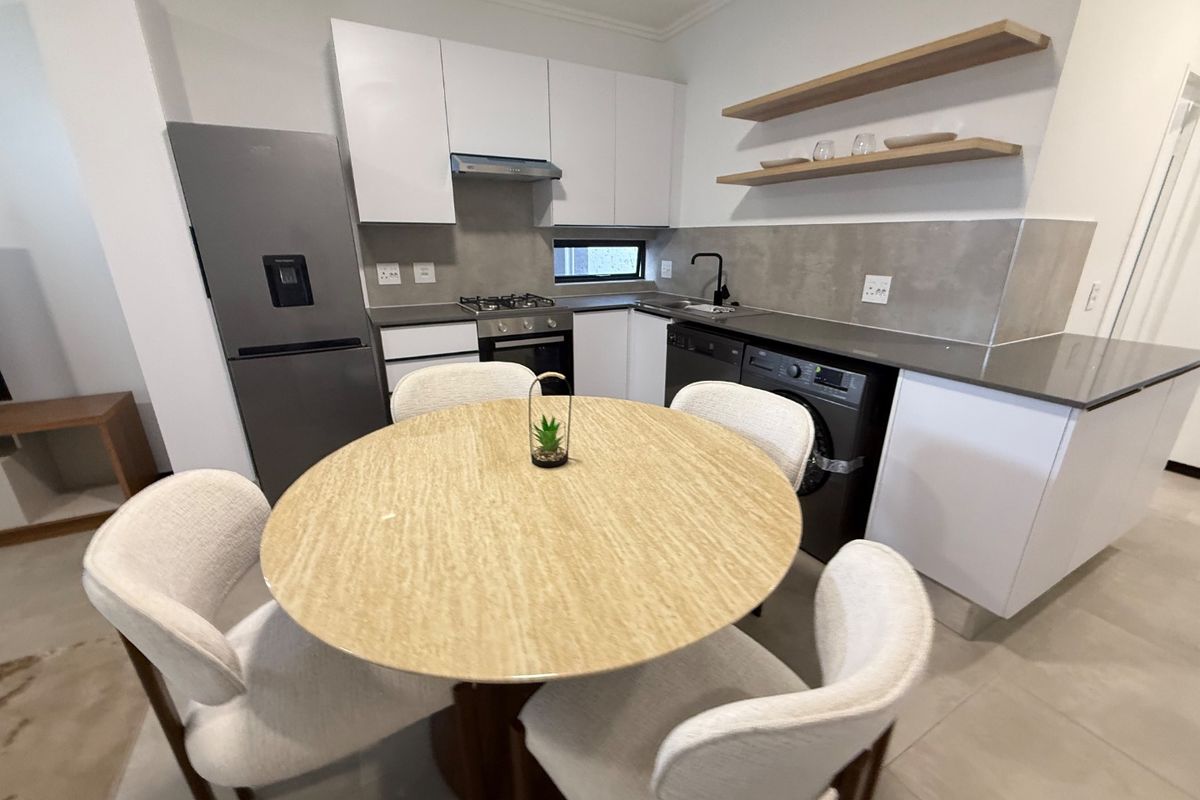 Modern 1 bedroom fully furnished unit. - Photo 2