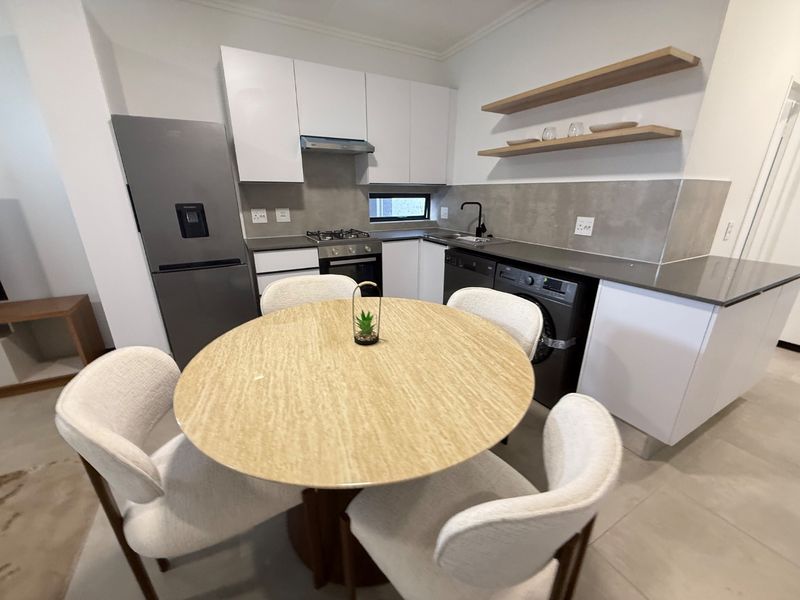 Modern 1 bedroom fully furnished unit. - Photo 2