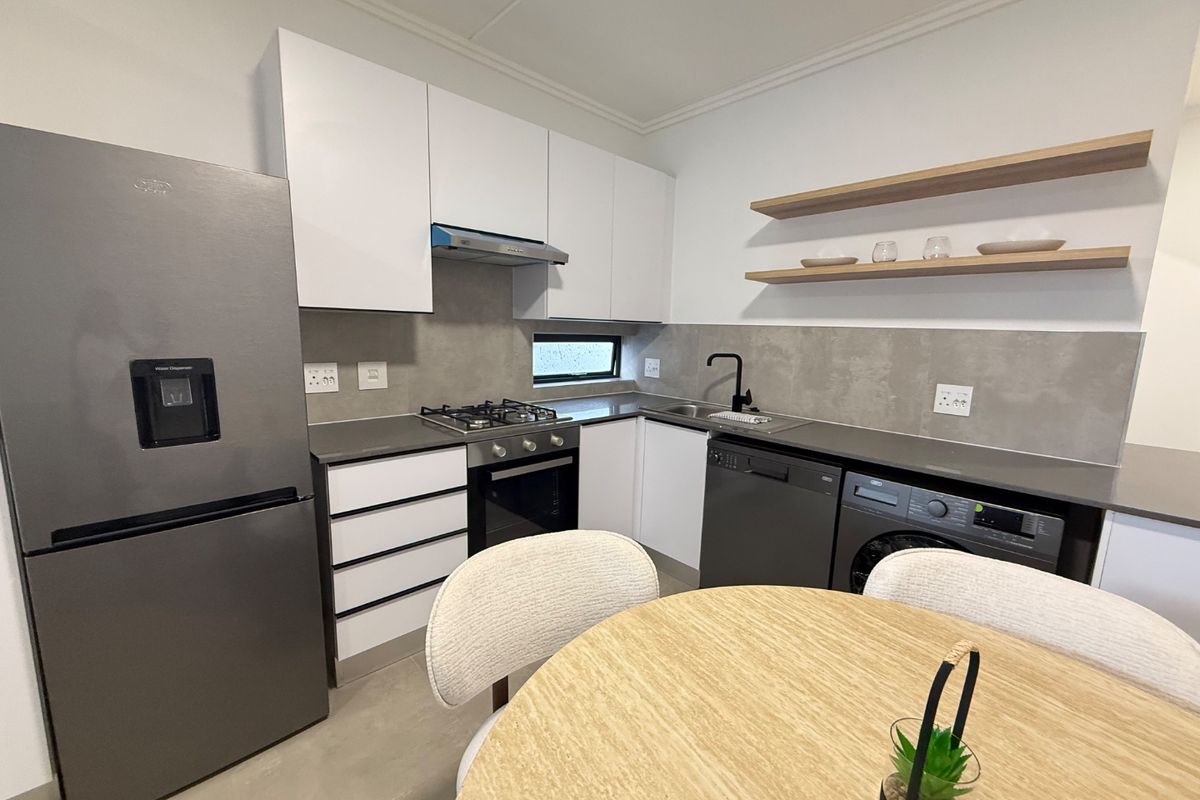 Modern 1 bedroom fully furnished unit. - Photo 4