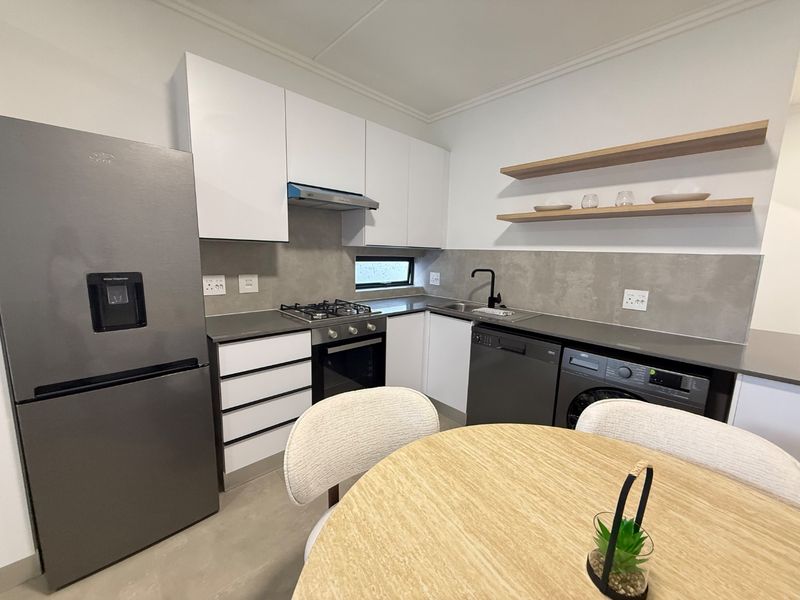 Modern 1 bedroom fully furnished unit. - Photo 4