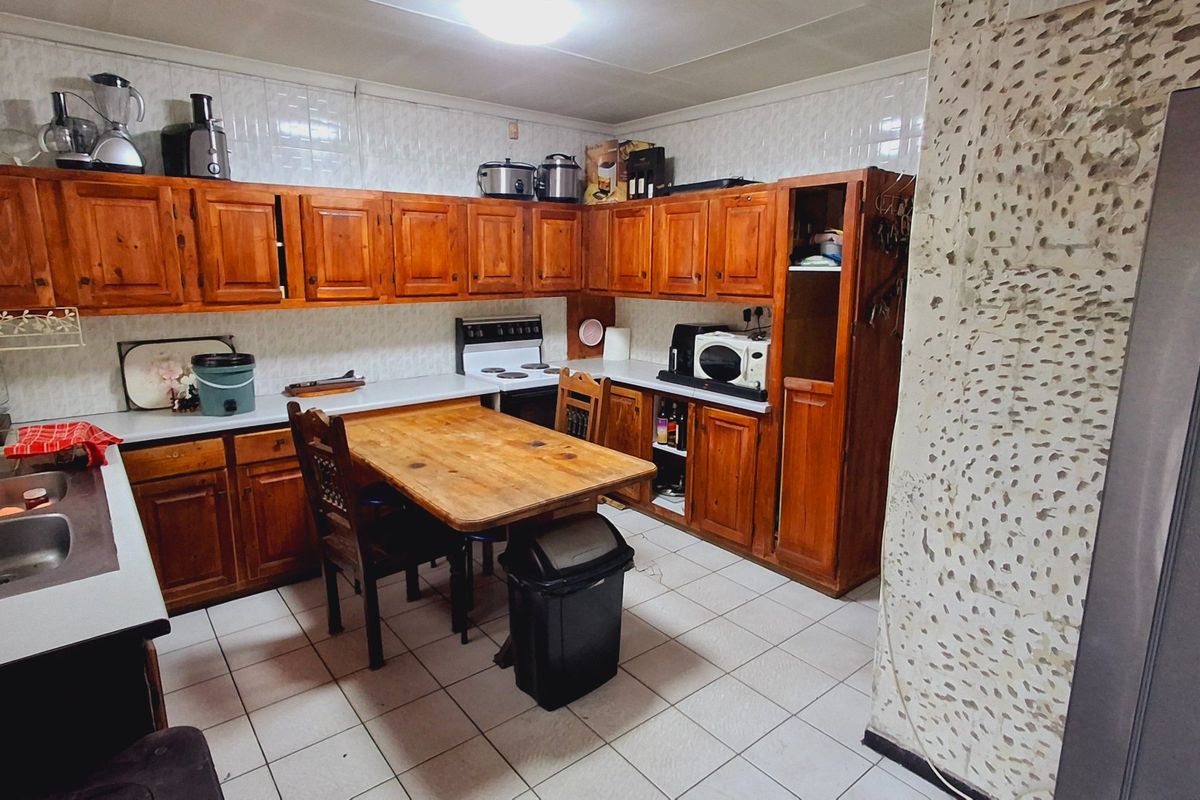 “Spacious 3-Bedroom Family Home – Great Value!” - Photo 2