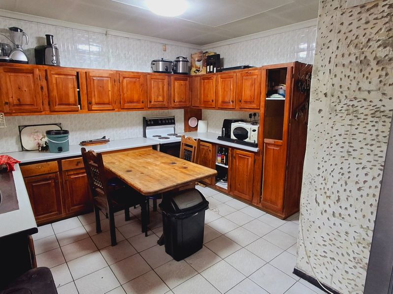 “Spacious 3-Bedroom Family Home – Great Value!” - Photo 2