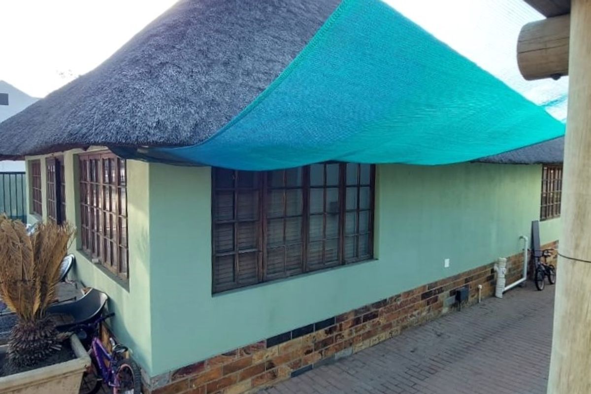 Two Thatched-Roof Homes on One Stand in Trichardt! - Photo 2