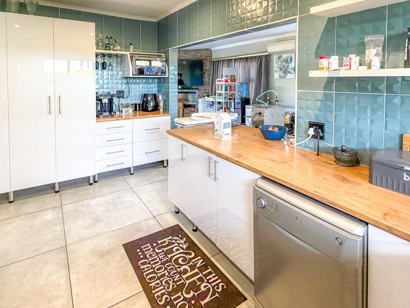 Spacious Family Modern Home with Distant Sea Views & Income Generating Cottage in the Popular Gonubie Avenues - Exclusive Mandate - Photo 7
