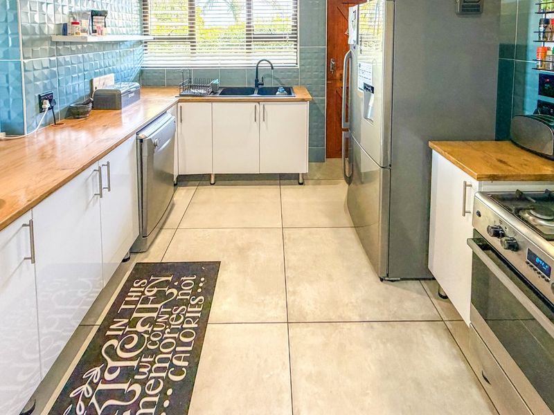 Spacious Family Modern Home with Distant Sea Views & Income Generating Cottage in the Popular Gonubie Avenues - Exclusive Mandate - Photo 6