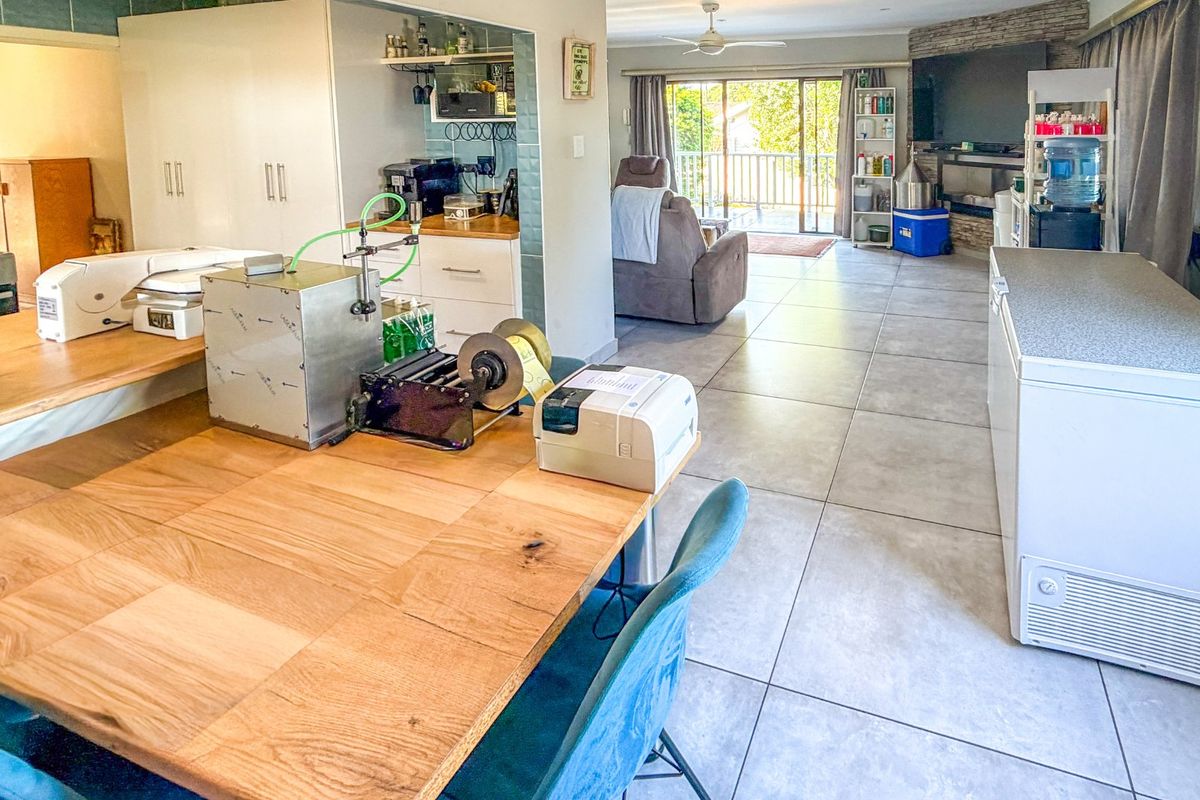 Spacious Family Modern Home with Distant Sea Views & Income Generating Cottage in the Popular Gonubie Avenues - Exclusive Mandate - Photo 4