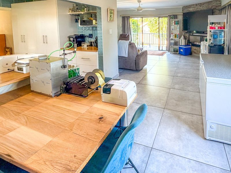 Spacious Family Modern Home with Distant Sea Views & Income Generating Cottage in the Popular Gonubie Avenues - Exclusive Mandate - Photo 4