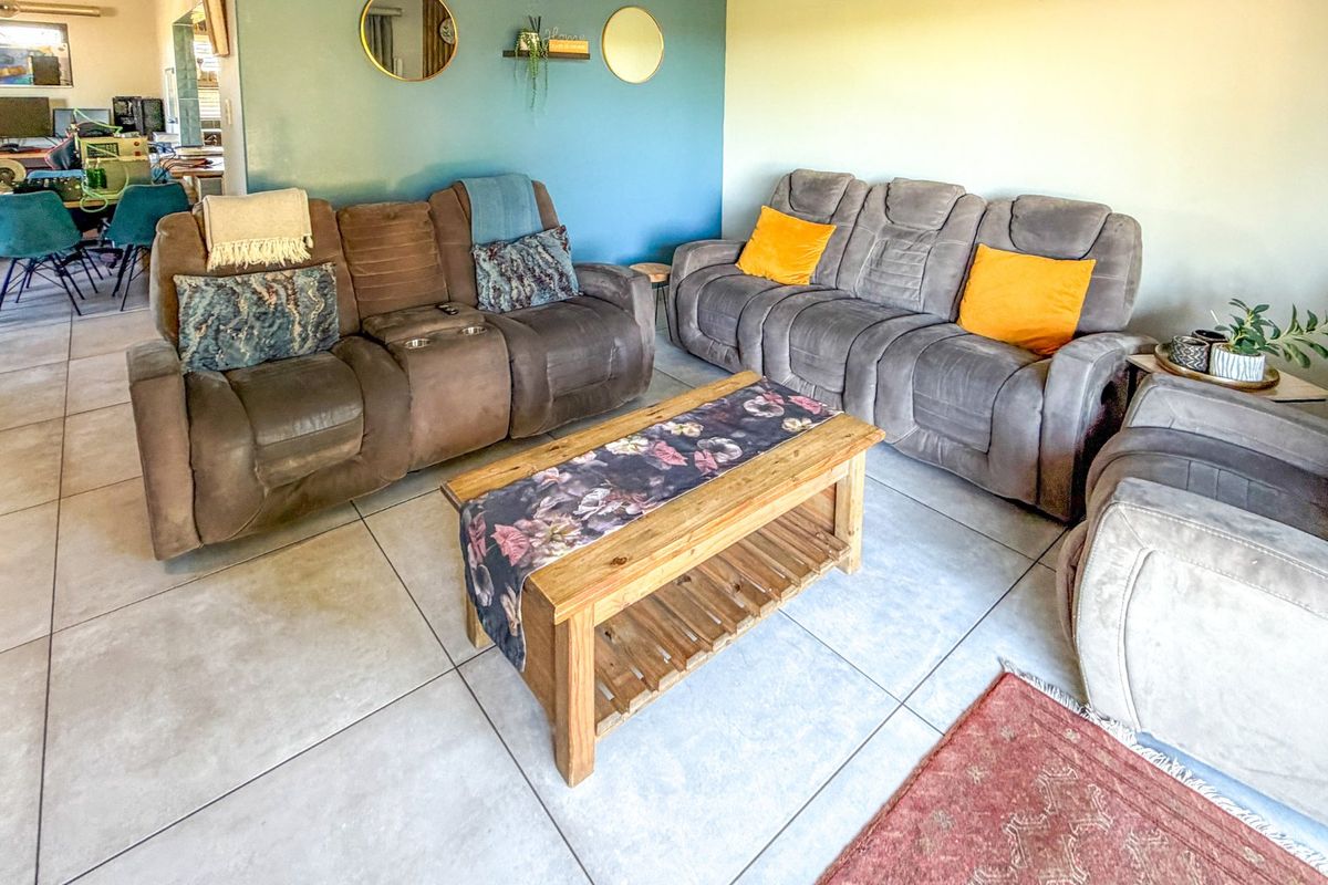 Spacious Family Modern Home with Distant Sea Views & Income Generating Cottage in the Popular Gonubie Avenues - Exclusive Mandate - Photo 3