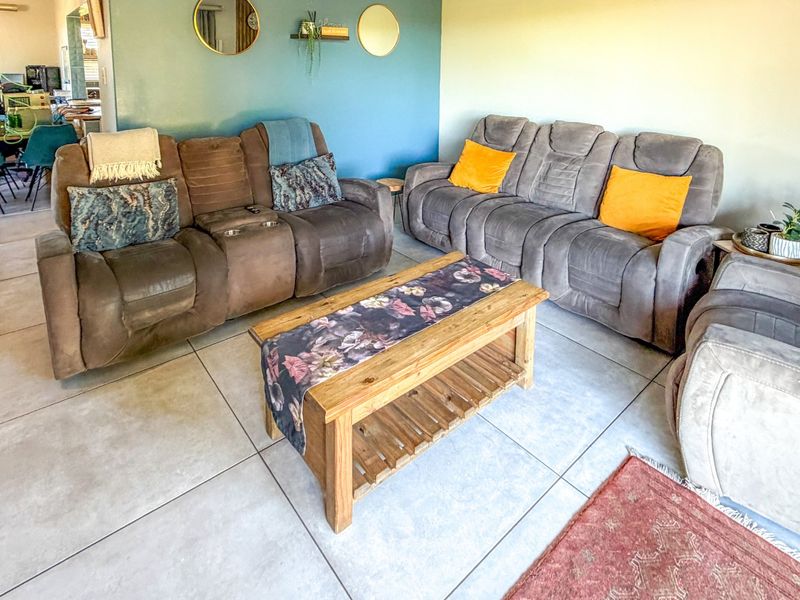 Spacious Family Modern Home with Distant Sea Views & Income Generating Cottage in the Popular Gonubie Avenues - Exclusive Mandate - Photo 3