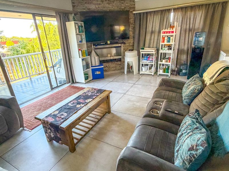 Spacious Family Modern Home with Distant Sea Views & Income Generating Cottage in the Popular Gonubie Avenues - Exclusive Mandate - Photo 2