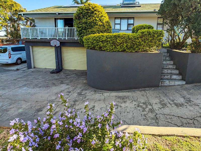 Spacious Family Modern Home with Distant Sea Views & Income Generating Cottage in the Popular Gonubie Avenues - Exclusive Mandate - Photo 1