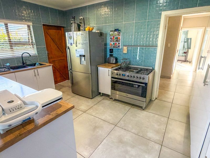 Spacious Family Modern Home with Distant Sea Views & Income Generating Cottage in the Popular Gonubie Avenues - Exclusive Mandate - Photo 5