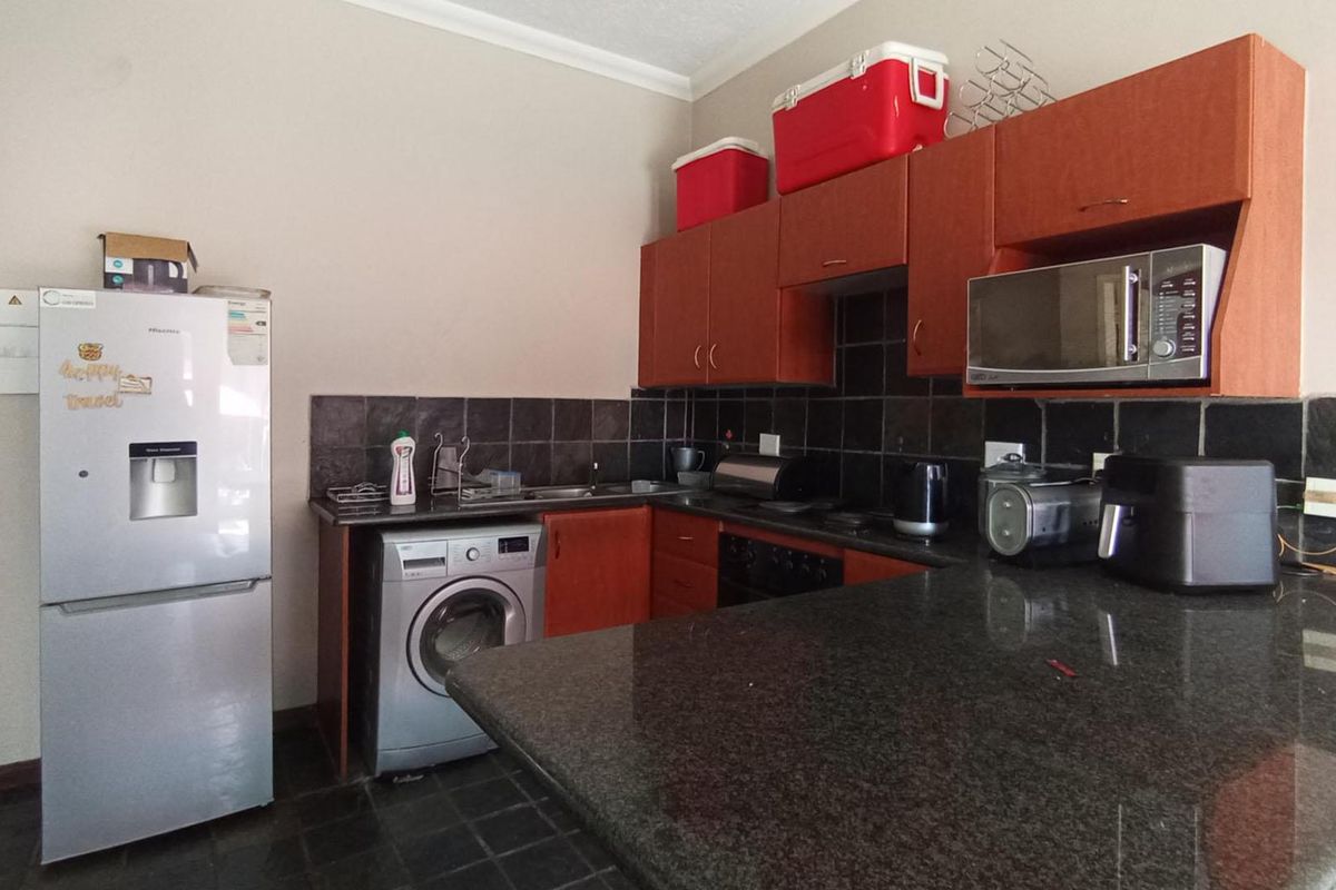 Ground Floor Apartment in Secure Erand Court – Prime Midrand Location! - Photo 2