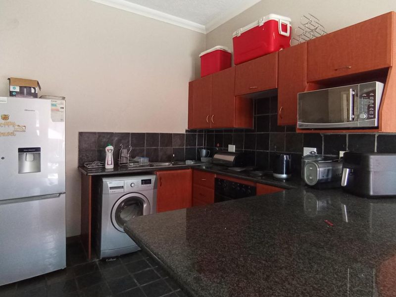 Ground Floor Apartment in Secure Erand Court – Prime Midrand Location! - Photo 2