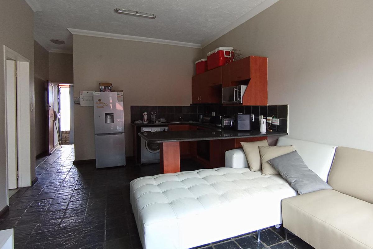 Ground Floor Apartment in Secure Erand Court – Prime Midrand Location! - Photo 5