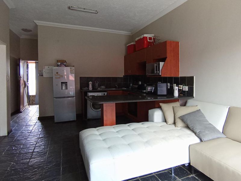 Ground Floor Apartment in Secure Erand Court – Prime Midrand Location! - Photo 5