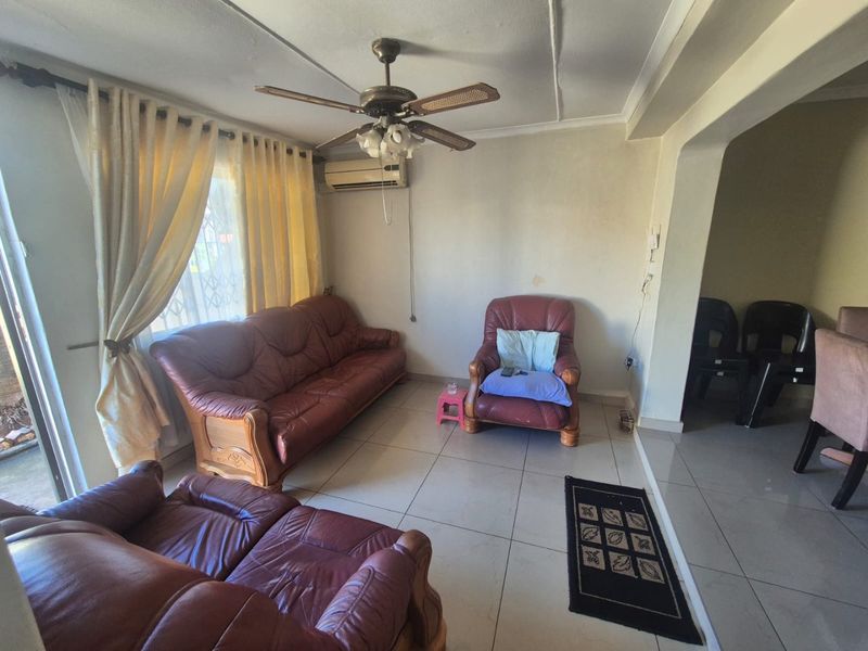 3 Bedroom House for sale in Merebank Central R1,395,000 - Photo 5
