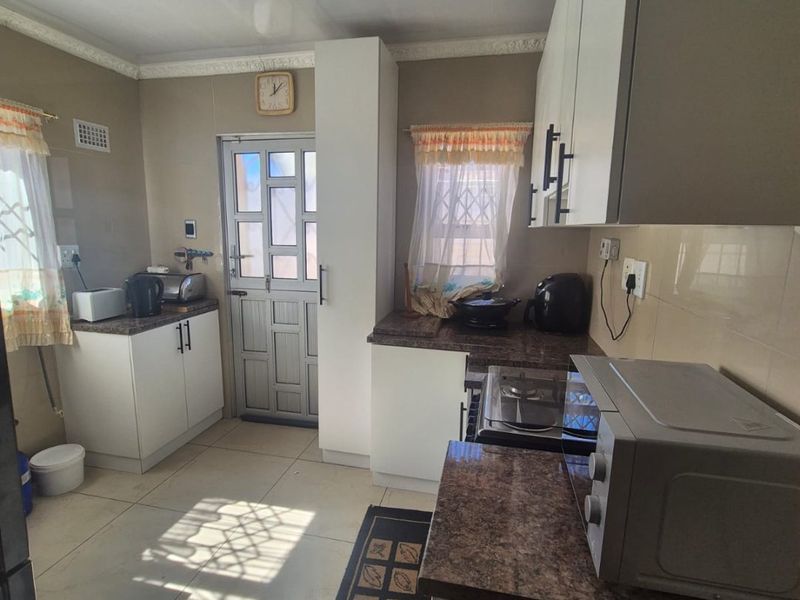 3 Bedroom House for sale in Merebank Central R1,395,000 - Photo 8