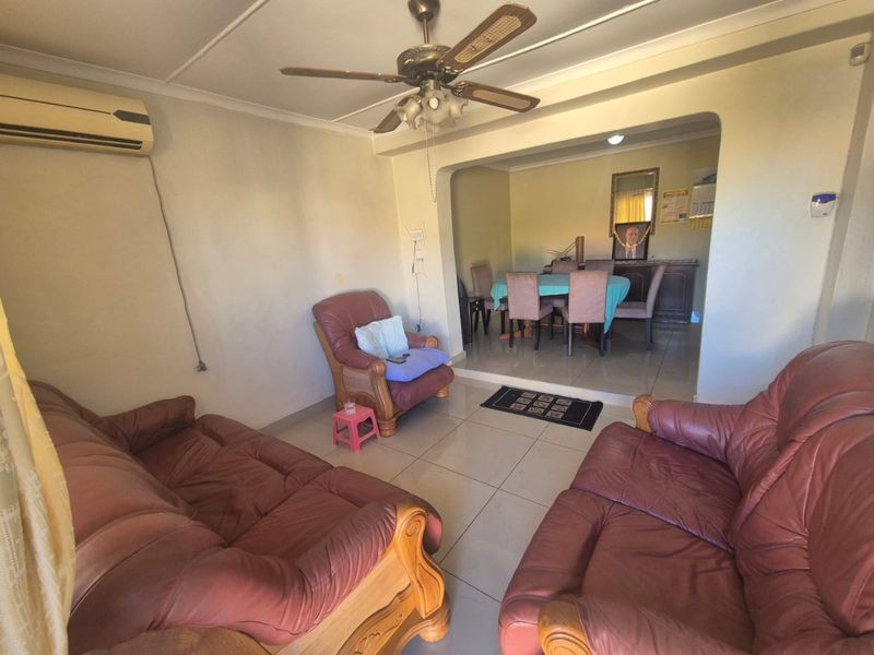 3 Bedroom House for sale in Merebank Central R1,395,000 - Photo 4
