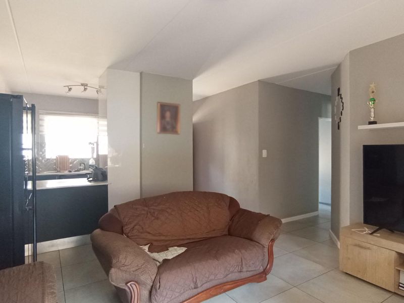 Modern Ground Floor Living with Private Garden & Built-In Braai in Carlswald View! - Photo 4