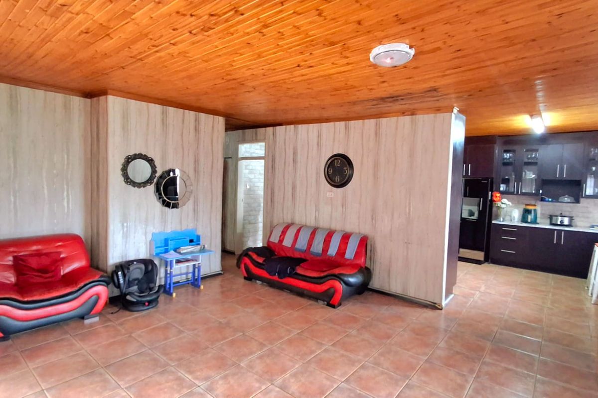 3-Bedroom Family Home Near College High School & Town Centre - Photo 2