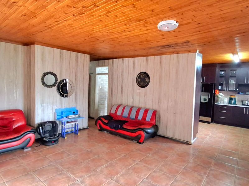 3-Bedroom Family Home Near College High School & Town Centre - Photo 2