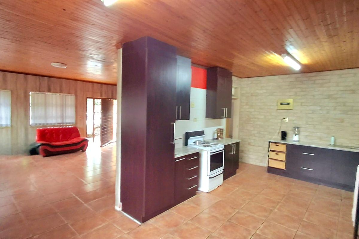 3-Bedroom Family Home Near College High School & Town Centre - Photo 5