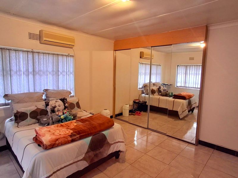 3-Bedroom Family Home Near College High School & Town Centre - Photo 10