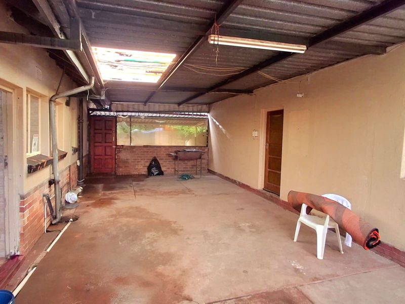 3-Bedroom Family Home Near College High School & Town Centre - Photo 8