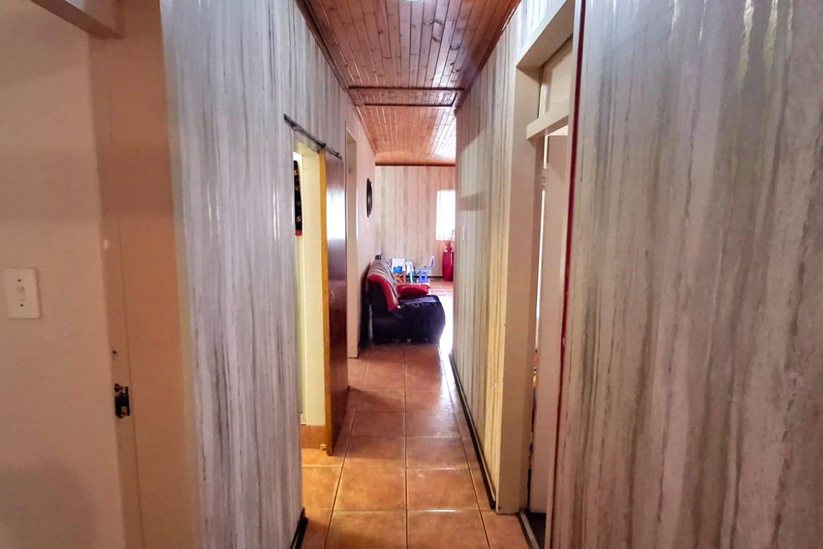 3-Bedroom Family Home Near College High School & Town Centre - Photo 3