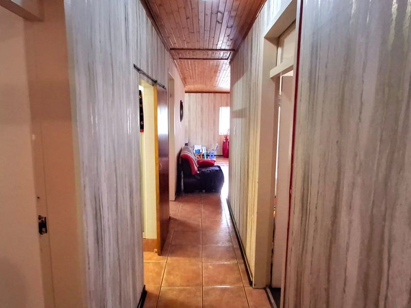 3-Bedroom Family Home Near College High School & Town Centre - Photo 3