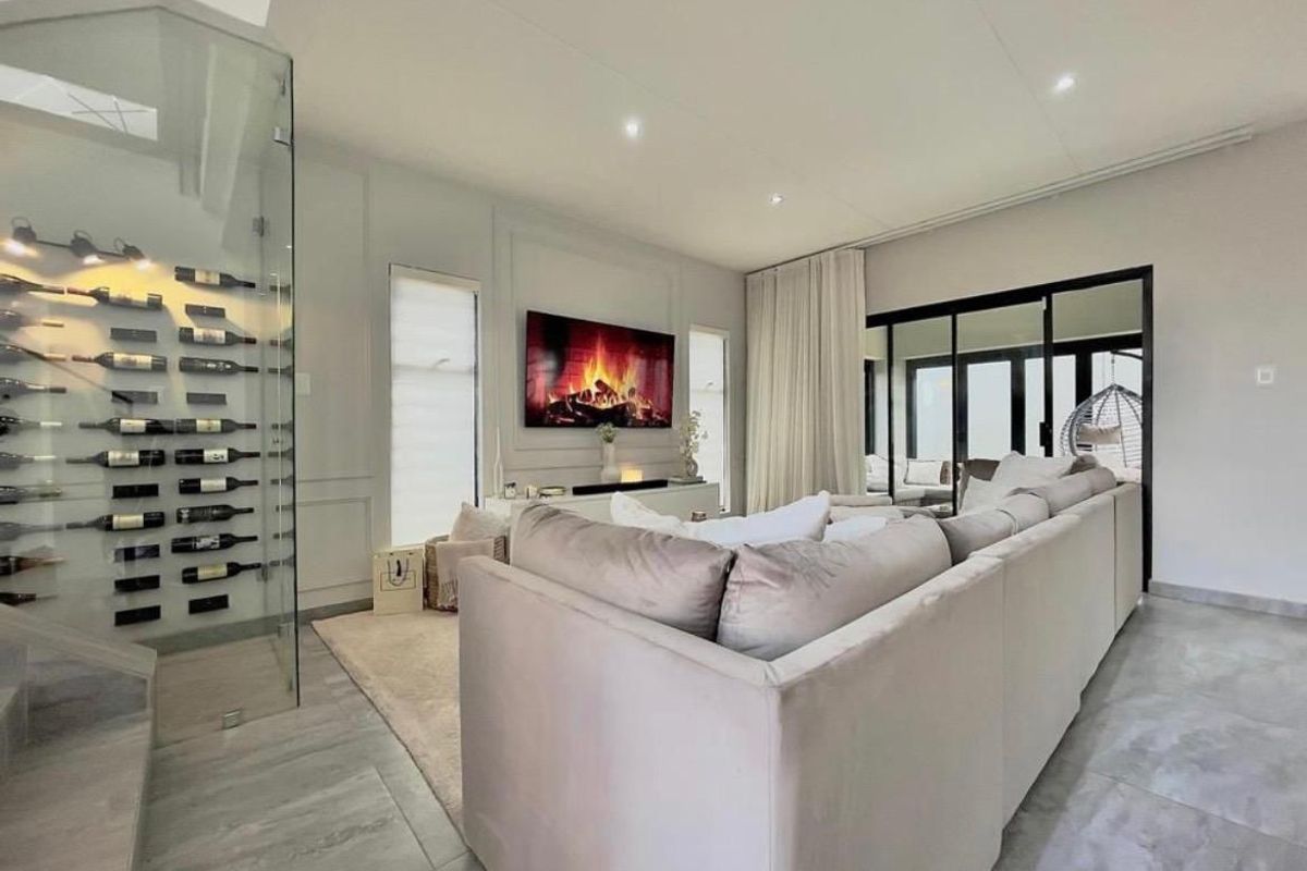 3 bed 2 bath modern family home in Carlswald living space - Photo 2