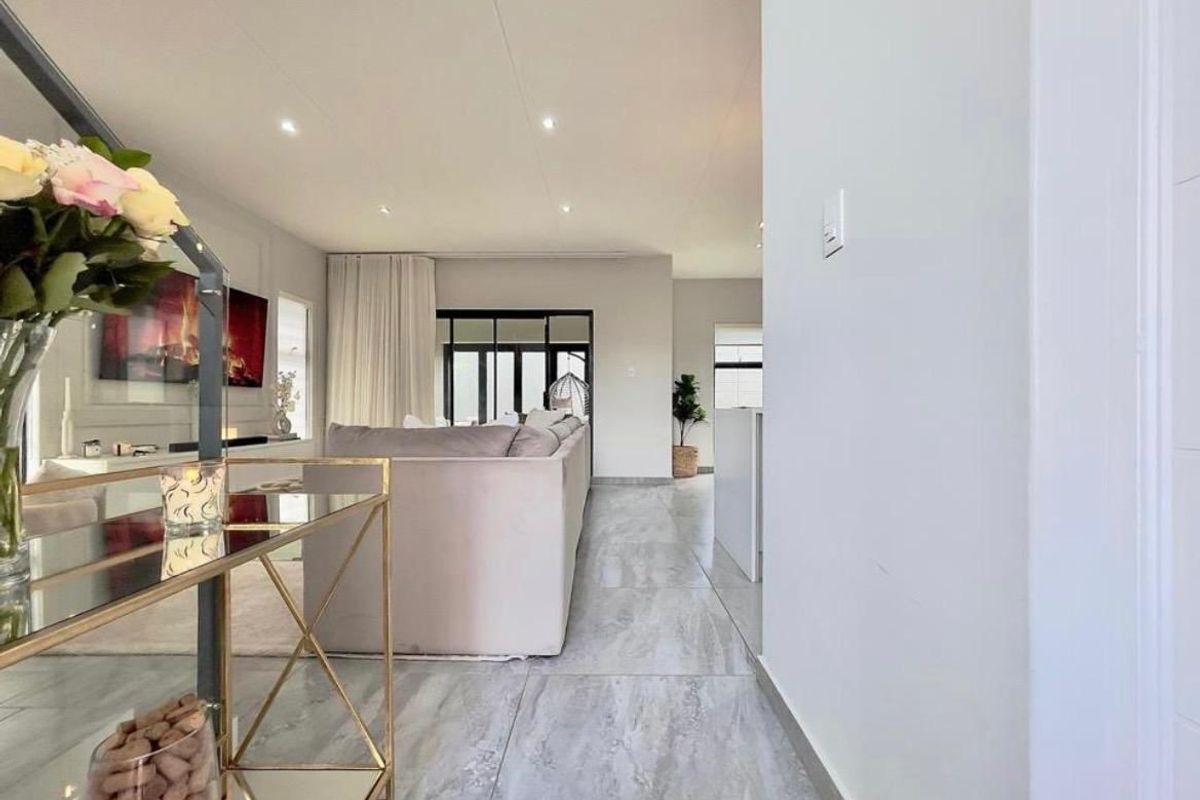 3 bed 2 bath modern family home in Carlswald living space - Photo 4