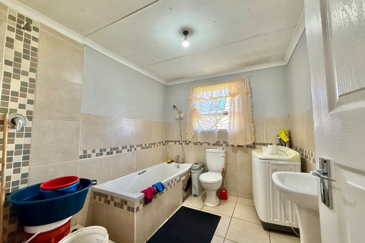 Charming 3 Bed Home in Rosedale across the school with Pets Welcome - Photo 4