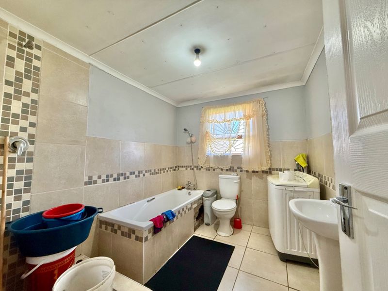 Charming 3 Bed Home in Rosedale across the school with Pets Welcome - Photo 4