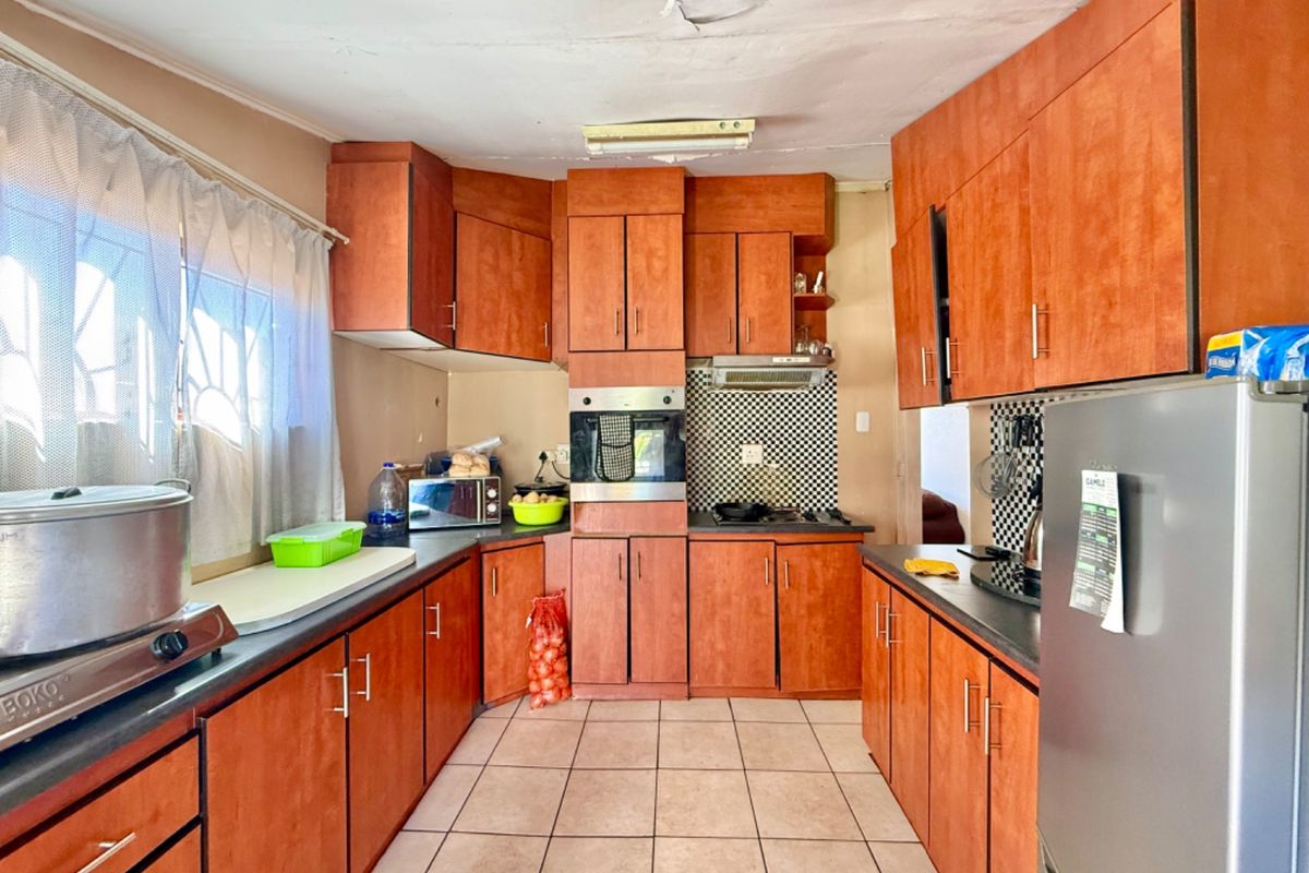 Charming 3 Bed Home in Rosedale across the school with Pets Welcome - Photo 3